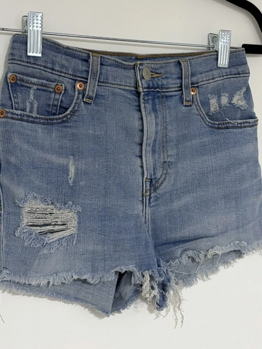 Levi’s Women’s Light Blue Denim Distressed Cut Off Raw Hem Shorts Size 25